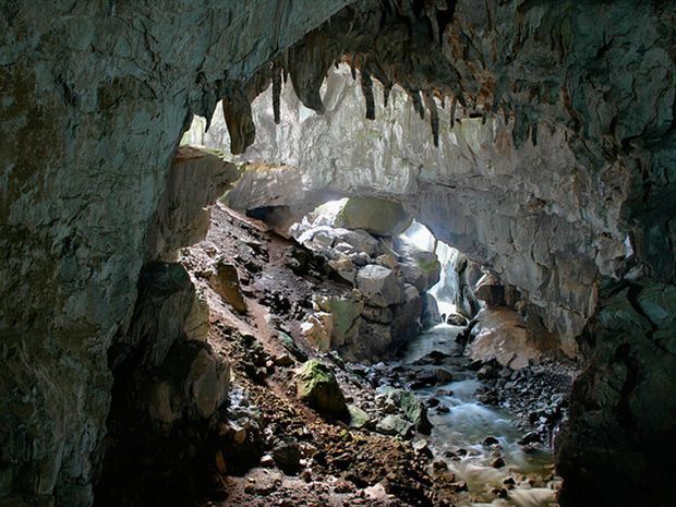 Espeleología en Asturias, cerca de nuestro alojamiento rural Cueva Huerta, para practicar espeleología en Asturias. Deporte multiaventura