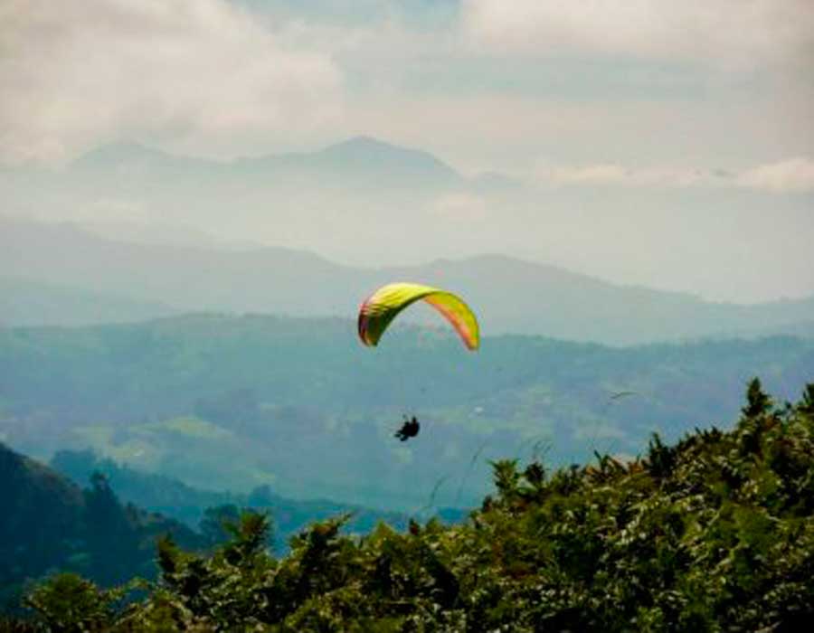 vuelo-sobre-el-monte-cubierto-de-vegetacion-en-asturias